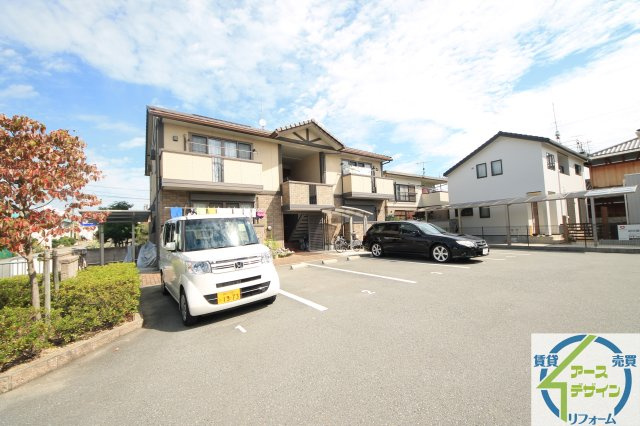 フォレスト枝吉B棟の駐車場