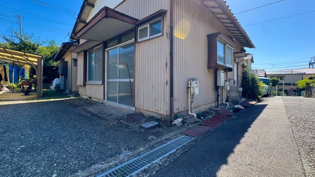 成澤戸建東椎路1294南西角のエントランス