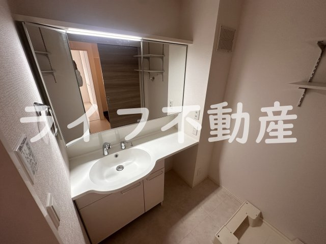 ラピス横小路の独立洗面台|独立洗面台、小物を置くことができて便利です