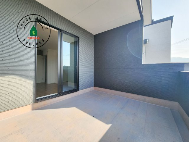大野城市中1丁目第4-2棟（1号棟）のバルコニー|風をしっかりと感じられるバルコニーでは、毎日が洗濯日和です。広々としているので洗濯も楽しくなるでしょうし、気分転換にバルコニーからの眺めを楽しむのもいいでしょう。