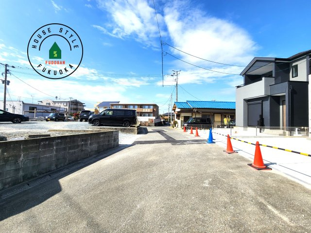大野城市中1丁目第4-2棟（1号棟）の前面道路含む現地写真|前面道路は閑静な住宅地をはしる車通りの少ない道路。お車の出し入れが苦手なママや小さなお子様にも安心ですね。しっかり舗装もされているので、ベビーカーや自転車で通っても快適に通行できます。