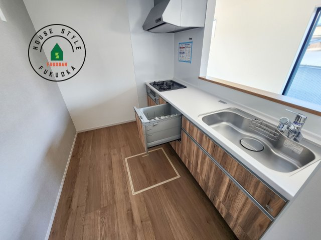 大野城市中1丁目第4-2棟（1号棟）のキッチン|ダイニングテーブルへの配膳がラクラク、お料理はかどるカウンター付きシステムキッチン！