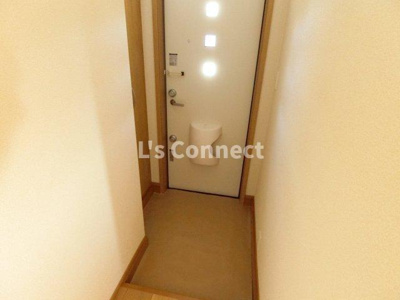 【玄関】 | サンセットヴィラ | 背の高い下駄箱には鏡付きで身だしなみチェック。