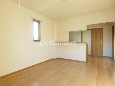 【居間・リビング】 | サンセットヴィラ | １０．７帖のＬＤＫ。カウンターキッチンです。