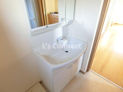 【洗面所】 | サンセットヴィラ | 朝の支度もスムーズな独立洗面台。
