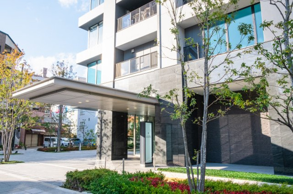  | 【エントランス外観】季節ごとに表情を変える、緑に囲まれた爽やかなエントランスアプローチです！