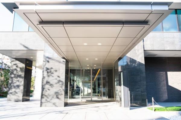  | 【エントランス外観】シティホテルのような品格。堂々とした庇が印象的な、マンションの玄関口！