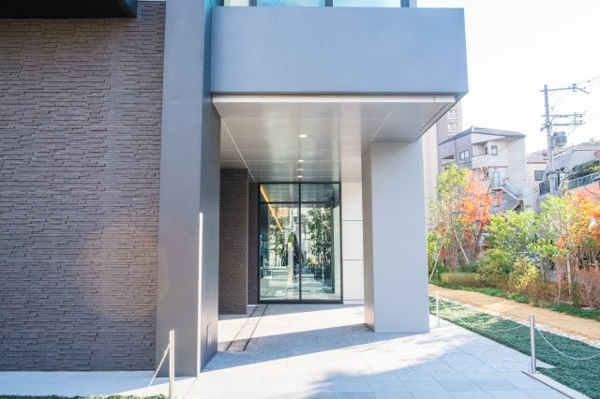  | 【サブエントランス外観】敷地北西角です。こちらに自転車用エレベーター2基がございます！