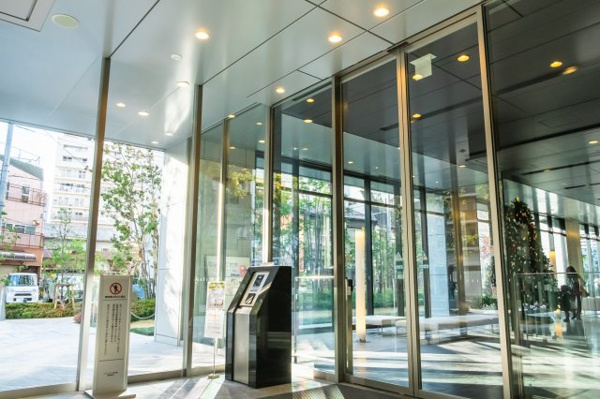 【エントランス】 | 【風除室】ガラス張りの美しいエントランス。もちろんオートロックです！強固なセキュリティで安心！