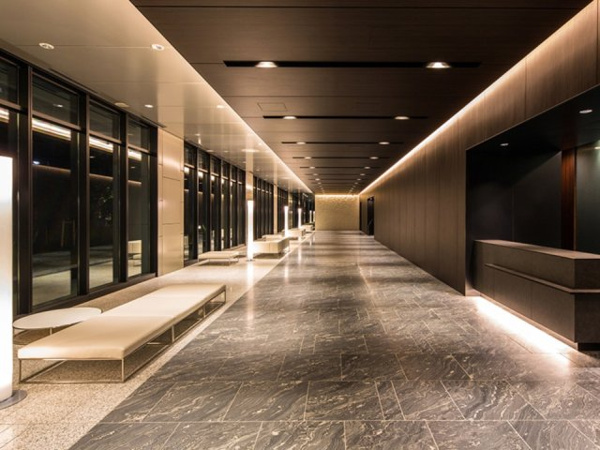 【ロビー】 | 【グランドロビー】ラグジュアリーで洗練された雰囲気のグランドロビー。美しい御影石張りの床です！