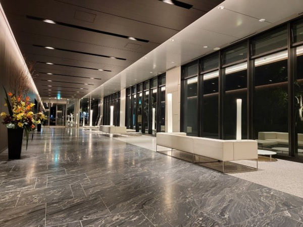 【ロビー】 | 【グランドロビー】コンシェルジュがお出迎えします。ワイドに広がる窓の外には、豊かな緑！