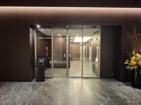 【その他共用部分】 | 【エレベーター前オートロック】風除室・エレベーターホール前・住戸前の3段階セキュリティ！！