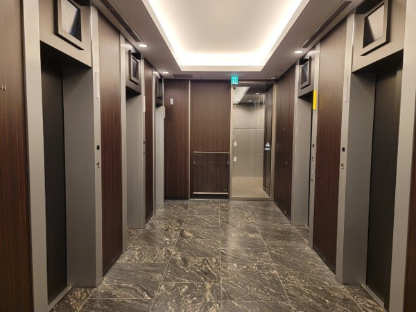 【その他共用部分】 | 【エレベーターホール】左が高層階用、右が低層階用になっています！エレベーターは計5基です☆