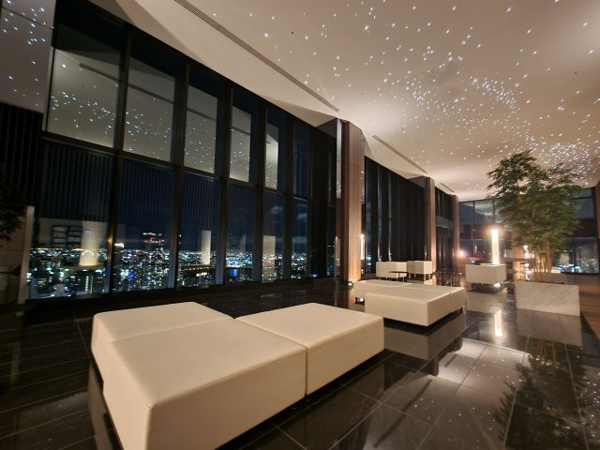 【ロビー】 | 【スカイラウンジ】二層吹き抜け、天井高約5.1ｍの開放感あふれるラウンジ！ラグジュアリーな家具も◎