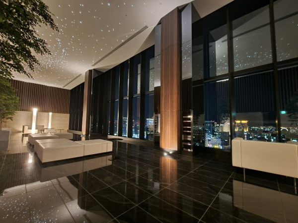 【ロビー】 | 【スカイラウンジ】広さ約250㎡・間口約30ｍの大空間。大阪市内で1.2を争う規模のスカイラウンジ！