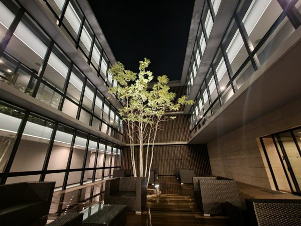 【中庭】 | 【スカイアトリウム】スカイラウンジとフラットでつながる空中庭園！3層吹き抜けのテラスです！