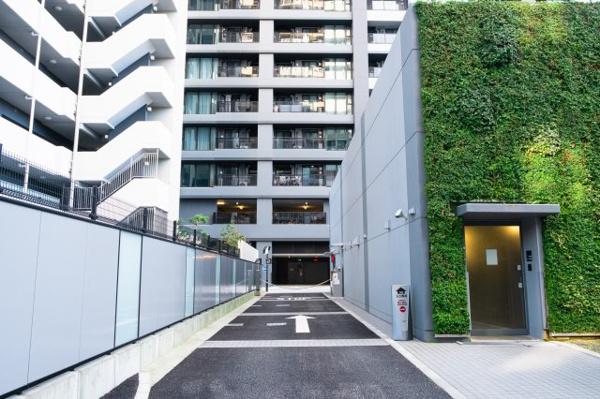【駐車場】 | 【敷地内駐車場入り口】タワーパーキングなので、愛車が風雨にさらされることもございません！