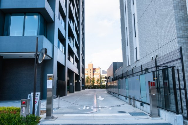 【駐車場】 | 【敷地内駐車場出口】きちんと整備されたきれいな駐車場です！十分な広さがあり、車の出し入れもスムーズ！