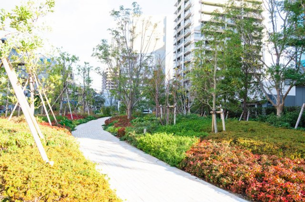 【庭】 | 【アバンダントガーデン】広大で、植栽豊かな庭園。緑の潤いと、花々の華やかさに包まれます。