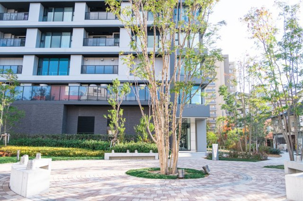 【庭】 | 【ウエストパティオ】この公開空地の象徴ともいえる円形状の空間です！夜にはライトアップも！