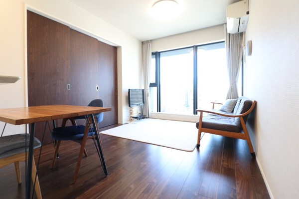 【居間・リビング】 | 【リビングダイニング】約13.4帖！大きな窓からたくさんの陽が差し込み、お部屋全体がとても明るく、暖かみある空間◎