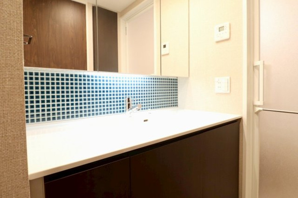 【独立洗面台】 | 【独立洗面台】三面鏡裏収納や、下部にも収納スペースありで洗面台を綺麗に保てます☆