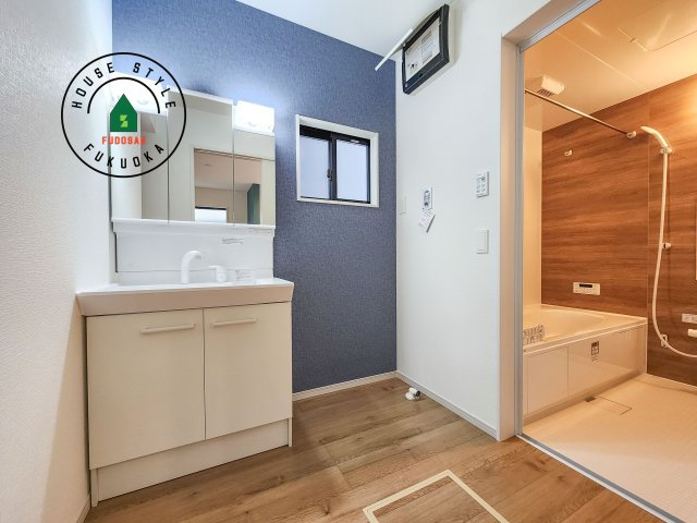 福岡市城南区堤1丁目第2-2棟（2号棟）の脱衣所|ゆとりの洗面スペースで朝の身支度もスムーズに。暮らしを快適に変えるシャワー付洗面台です！