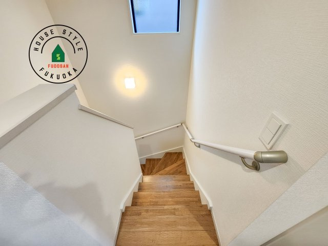 福岡市城南区堤1丁目第2-2棟（2号棟）の内装|階段からも明るい光が入ります。採光や通風も階段の重要な役割です。