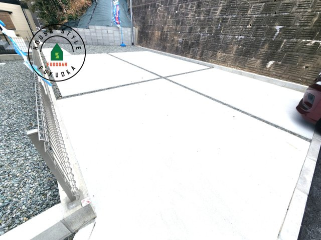 福岡市城南区堤1丁目第2-2棟（2号棟）の駐車場|広々した駐車場になります。3台並列駐車となります。