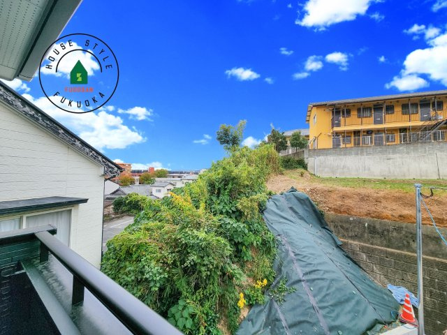 福岡市城南区堤1丁目第2-2棟（2号棟）の展望|窓から緑が見える物件も魅力的です。