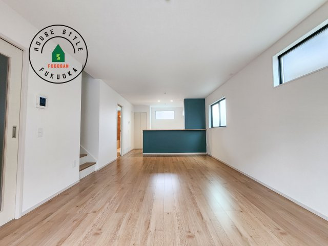 福岡市城南区堤1丁目第2-2棟（2号棟）の居間・リビング|ご家族を近くに感じられる対面キッチンのLDK。会話もはずみそうですね。