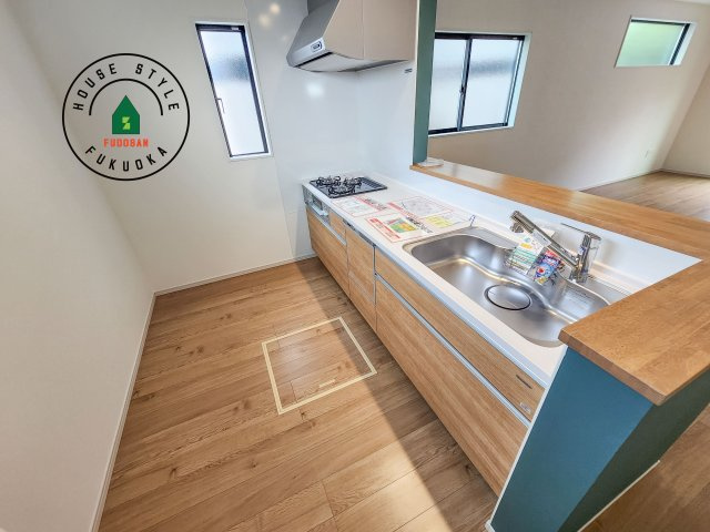 福岡市城南区堤1丁目第2-2棟（2号棟）のキッチン|ダイニングテーブルへの配膳がラクラク、お料理はかどるカウンター付きシステムキッチン！