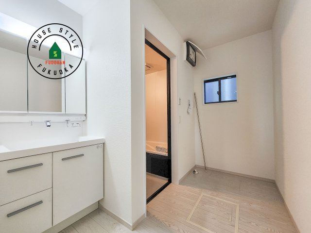 福岡市城南区堤1丁目第2-2棟（1号棟）の脱衣所|ゆとりの洗面スペースで朝の身支度もスムーズに。暮らしを快適に変えるシャワー付洗面台です！