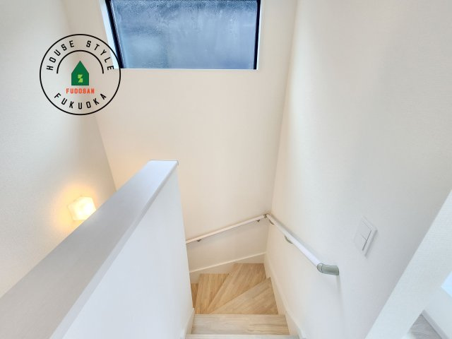 福岡市城南区堤1丁目第2-2棟（1号棟）の内装|階段からも明るい光が入ります。採光や通風も階段の重要な役割です。