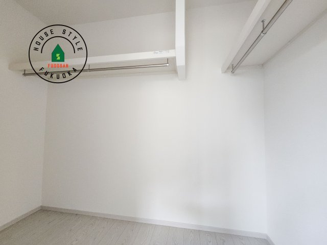 福岡市城南区堤1丁目第2-2棟（1号棟）の収納|洋服や大きな荷物が多い方や人数の多いご家族などは、一般的なクローゼットよりもウォークインクローゼットのほうが使い勝手が良いです。