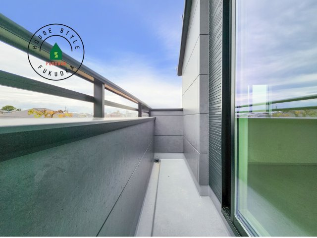 福岡市城南区堤1丁目第2-2棟（1号棟）のバルコニー|風をしっかりと感じられるバルコニーでは、毎日が洗濯日和です。広々としているので洗濯も楽しくなるでしょうし、気分転換にバルコニーからの眺めを楽しむのもいいでしょう。