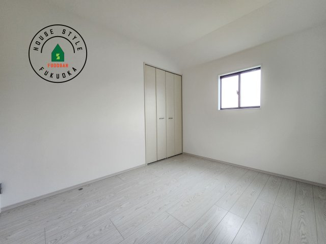 福岡市城南区堤1丁目第2-2棟（1号棟）の子供部屋|柔らかい陽光が差し込む明るいお部屋を演出する設計。彩光の取れる窓が気持ちの良いお部屋を創り上げます。