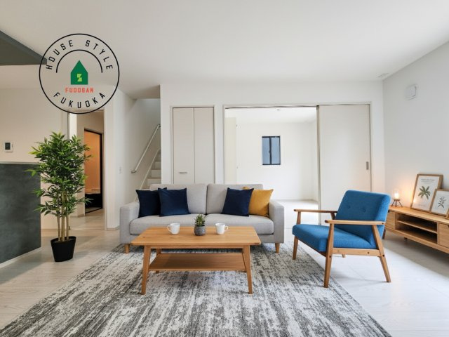 福岡市城南区堤1丁目第2-2棟（1号棟）の居間・リビング|キッチンからリビングをしっかり確認できます。家族の笑顔があふれる空間になりそうですね。※家具はCGを合成したものです。