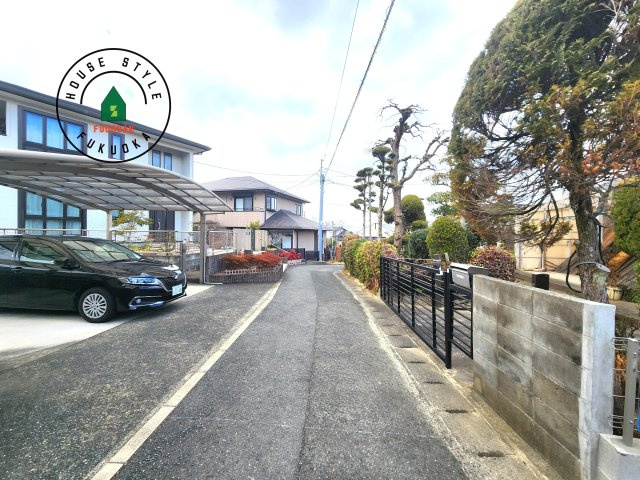 福岡市城南区堤1丁目第2-2棟（1号棟）の前面道路含む現地写真|前面道路は閑静な住宅地をはしる車通りの少ない道路。お車の出し入れが苦手なママや小さなお子様にも安心ですね。しっかり舗装もされているので、ベビーカーや自転車で通っても快適に通行できます。