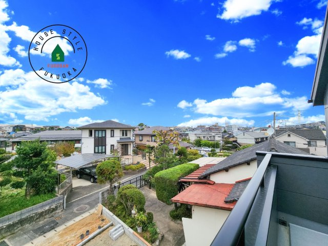 福岡市城南区堤1丁目第2-2棟（1号棟）の展望|窓から緑が見える物件も魅力的です。