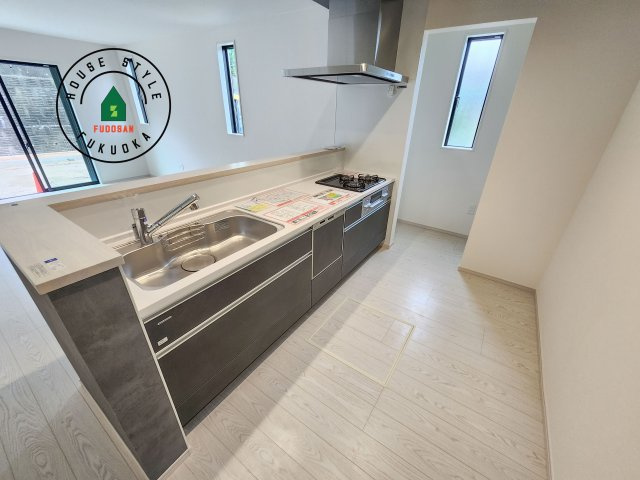 福岡市城南区堤1丁目第2-2棟（1号棟）のキッチン|ダイニングテーブルへの配膳がラクラク、お料理はかどるカウンター付きシステムキッチン！