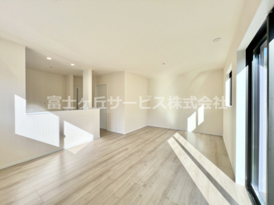 【居間・リビング】 | 三島市萩 新築一戸建て A号棟 | 16.5帖のリビングダイニングです