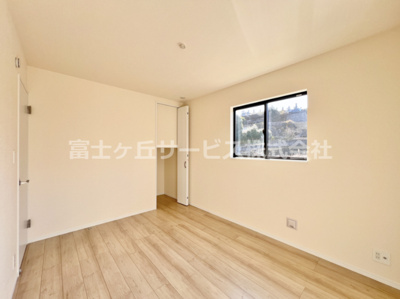 【洋室】 | 三島市萩 新築一戸建て A号棟 | 1Fの6帖の洋室です