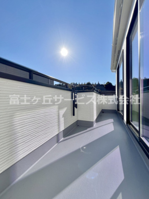 【バルコニー】 | 三島市萩 新築一戸建て A号棟 | 広々としたバルコニーです