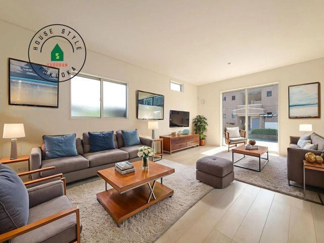 福岡市西区今宿東3丁目第10-6棟(2号棟)の内観：施工例|明るく開放的なリビングダイニングは豊かな陽光が注ぎ込み、やすらぎの空間を演出してくれます。ご家族で楽しいひとときをお過ごし下さい。※家具はCGを合成したものです。