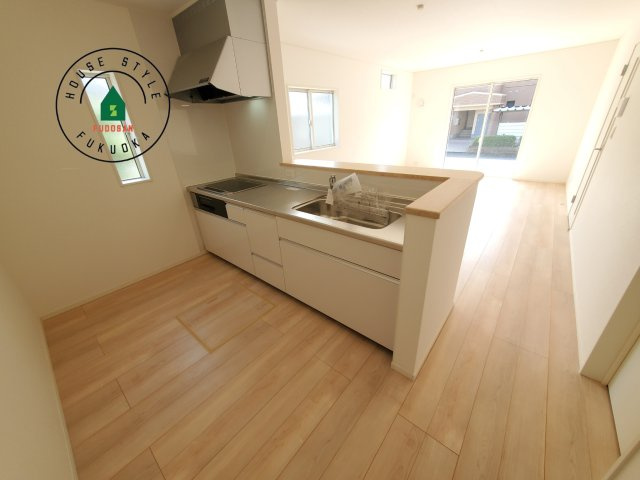 福岡市西区今宿東3丁目第10-6棟(2号棟)の内観：施工例|カウンターキッチンなら、リビングで遊ぶ子供の様子を見ながら料理ができるので安心です。料理を運んでもらったり、子供にお手伝いしてもらいやすいのもいいですね。