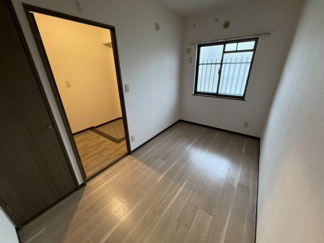 シャルム箕面の洋室