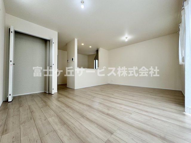 【居間・リビング】 | 静岡市駿河区向敷地4丁目 14期 新築一戸建て B号棟 | リビングダイニングです