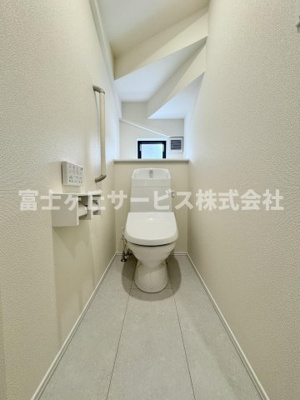 【トイレ】 | 静岡市駿河区向敷地4丁目 14期 新築一戸建て B号棟 | 1Fトイレです
2Fにも同タイプのトイレがあります