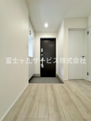 【玄関】 | 静岡市駿河区向敷地4丁目 14期 新築一戸建て B号棟 | 収納もある玄関です